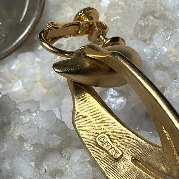 TAT Matte Gold Tone Chunky Runway Signed Statement Earrings Screwback Clip-On - Picture 6 of 6